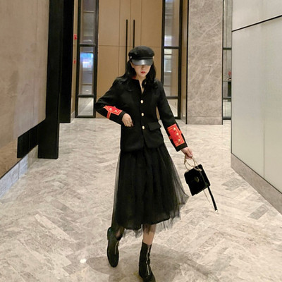 Дамско вталено сако в черен цвят с копчета
