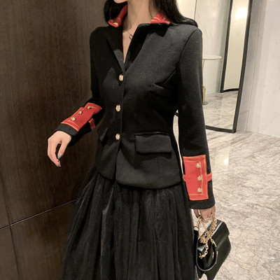 Női testhezálló kabát fekete színben, gombokkal