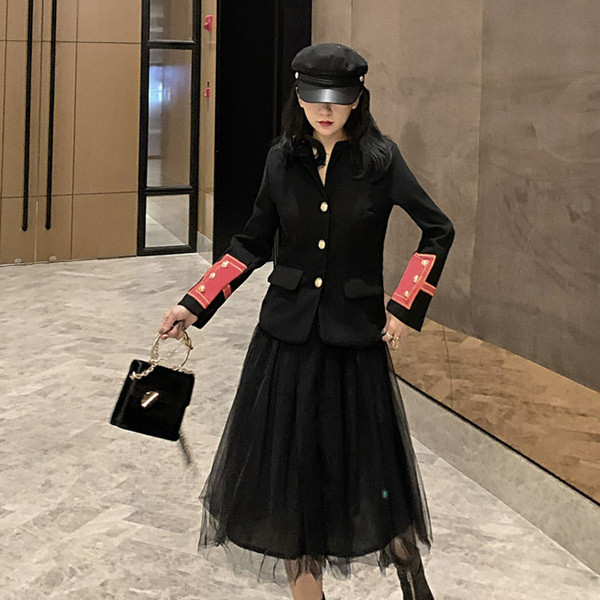 Női testhezálló kabát fekete színben, gombokkal