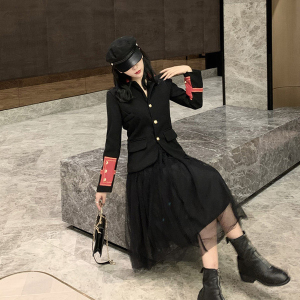 Női testhezálló kabát fekete színben, gombokkal