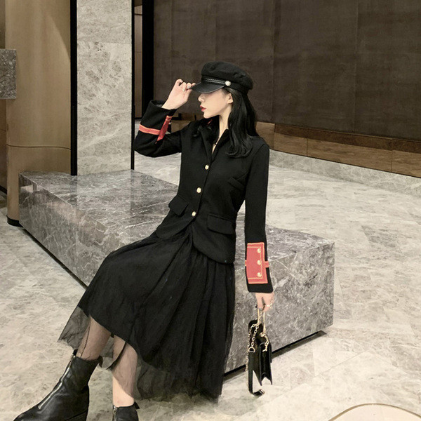 Női testhezálló kabát fekete színben, gombokkal