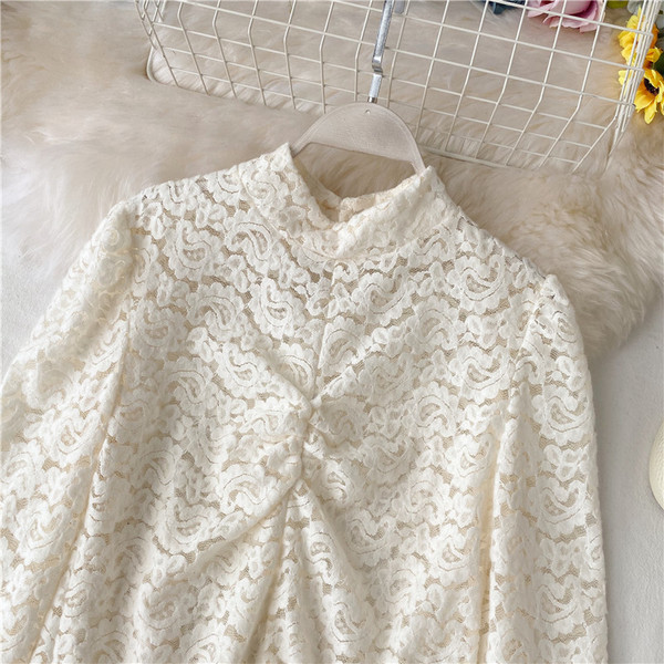 Bluză de damă modernă din dantelă cu guler înalt în alb-negru