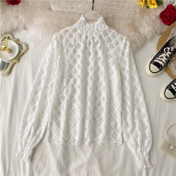 Modern női csipkeblúz magas gallérral bézs, fehér és fekete színben