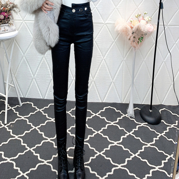 Női testre szabott, magas derekú nadrág fekete műbőrből