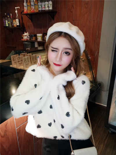 Pulover de puf de damă în roz și alb cu aplicație de inimă