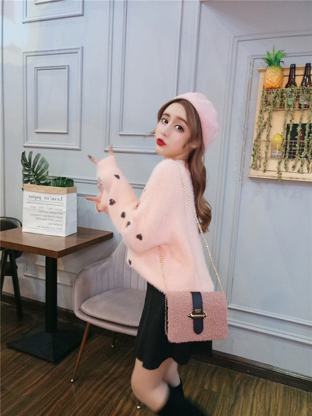 Pulover de puf de damă în roz și alb cu aplicație de inimă