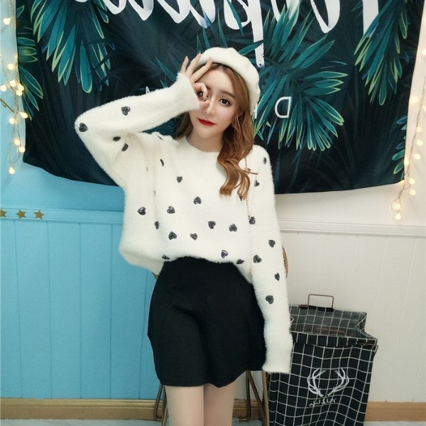 Pulover de puf de damă în roz și alb cu aplicație de inimă