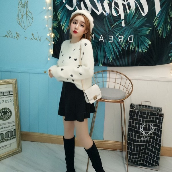 Pulover de puf de damă în roz și alb cu aplicație de inimă