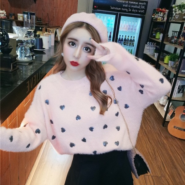 Pulover de puf de damă în roz și alb cu aplicație de inimă