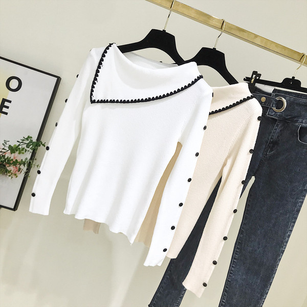 Modern női pulóver kerek nyakkivágással, fehér és bézs gombokkal