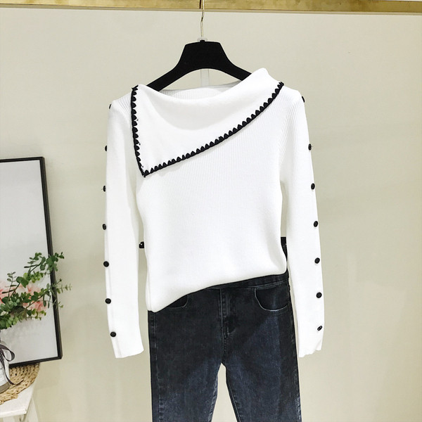 Modern női pulóver kerek nyakkivágással, fehér és bézs gombokkal