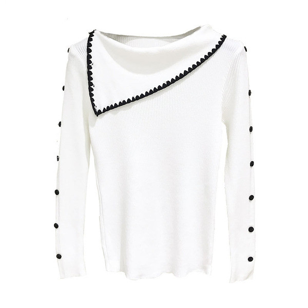 Modern női pulóver kerek nyakkivágással, fehér és bézs gombokkal