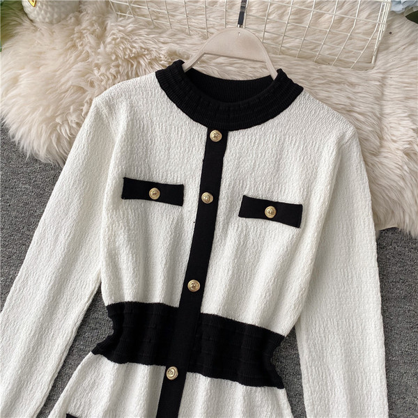 Rochie casual de dama tricotata cu nasturi in alb si negru