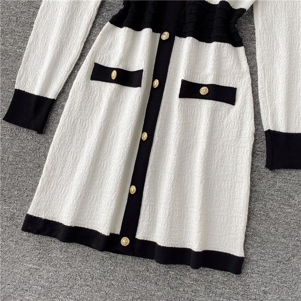 Rochie casual de dama tricotata cu nasturi in alb si negru