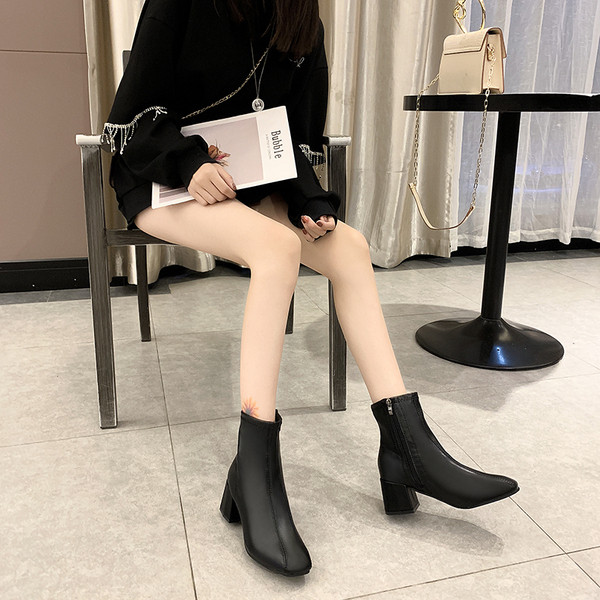 Ghete de dama moderne cu fermoar si toc gros in negru