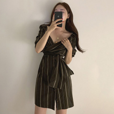 Rochie modernă de damă în dungi, cu decolteu spitz