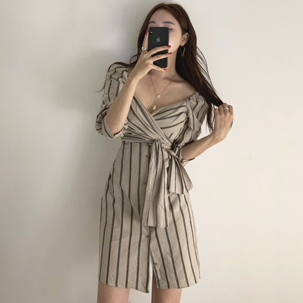 Rochie modernă de damă în dungi, cu decolteu spitz