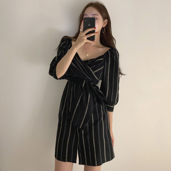 Rochie modernă de damă în dungi, cu decolteu spitz