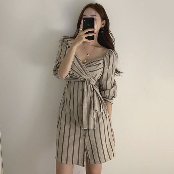 Rochie modernă de damă în dungi, cu decolteu spitz