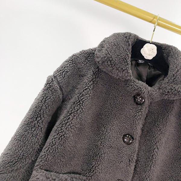 Palton lung de puf gri cu nasturi si buzunare