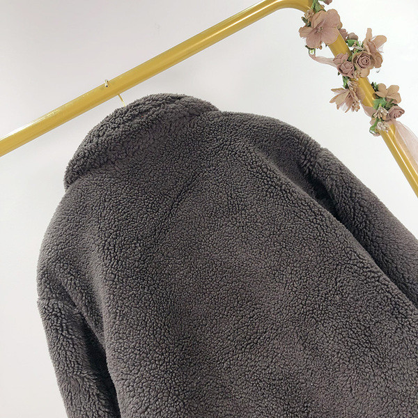 Palton lung de puf gri cu nasturi si buzunare