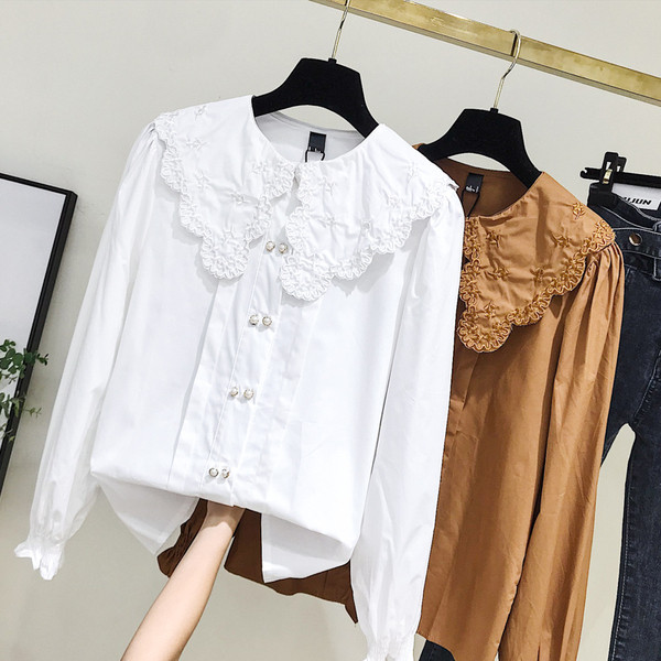 Cămașă de damă modernă cu broderie și nasturi în maro și alb