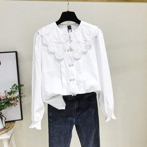 Cămașă de damă modernă cu broderie și nasturi în maro și alb