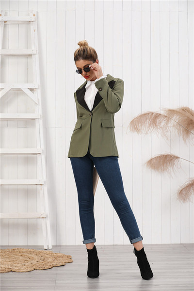 Modern női rövid kabát, zöld gombbal és zsebekkel