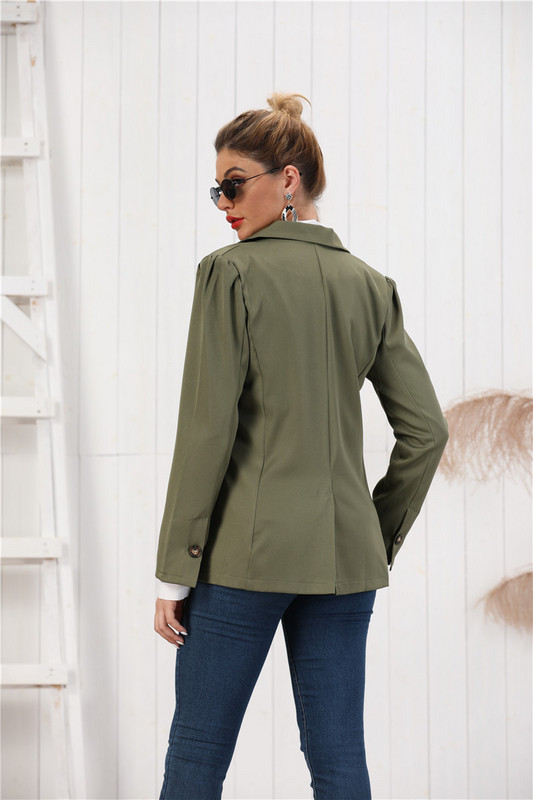 Modern női rövid kabát, zöld gombbal és zsebekkel