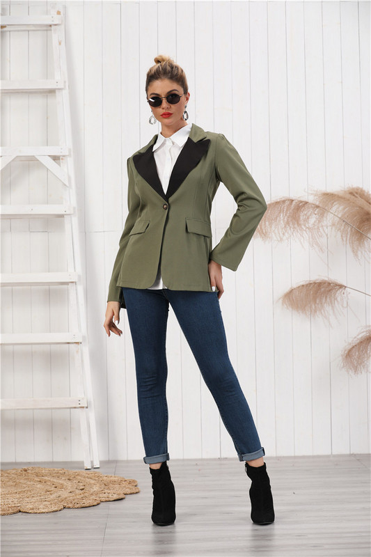 Modern női rövid kabát, zöld gombbal és zsebekkel