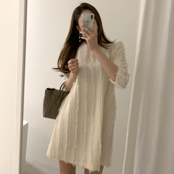 Modern női ruha széles modell kerek nyakkivágással