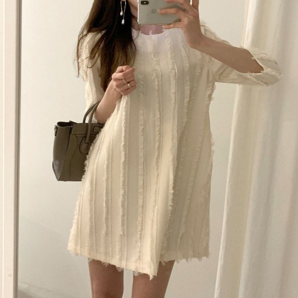 Modern női ruha széles modell kerek nyakkivágással