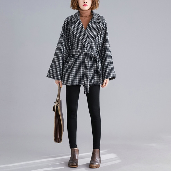 Модерно дамско карирано палто с връзки в сив цвят 