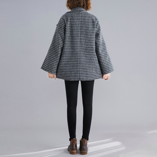 Модерно дамско карирано палто с връзки в сив цвят 