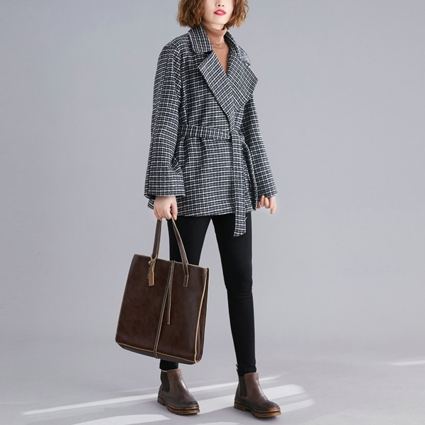 Модерно дамско карирано палто с връзки в сив цвят 