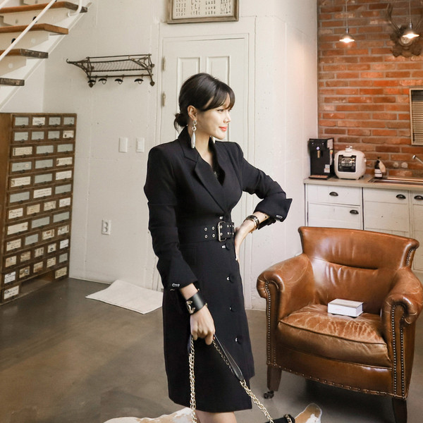 Modern női hosszú kabát övvel és hosszú ujjú fekete színben