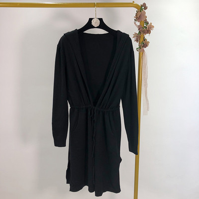 Vékony kötésből készült hosszú kardigán kapucnival és megkötővel