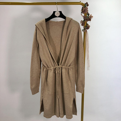 Vékony kötésből készült hosszú kardigán kapucnival és megkötővel