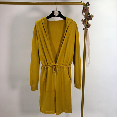 Vékony kötésből készült hosszú kardigán kapucnival és megkötővel