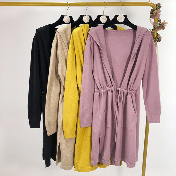 Vékony kötésből készült hosszú kardigán kapucnival és megkötővel