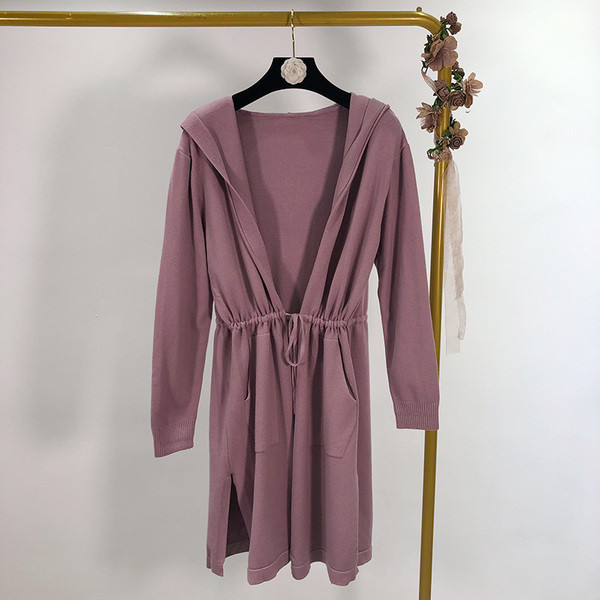 Vékony kötésből készült hosszú kardigán kapucnival és megkötővel