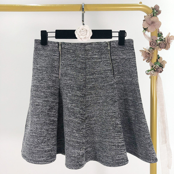 Fusta scurta de culoare gri cu fermoare