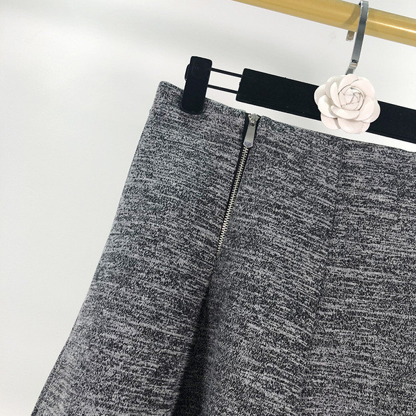 Fusta scurta de culoare gri cu fermoare