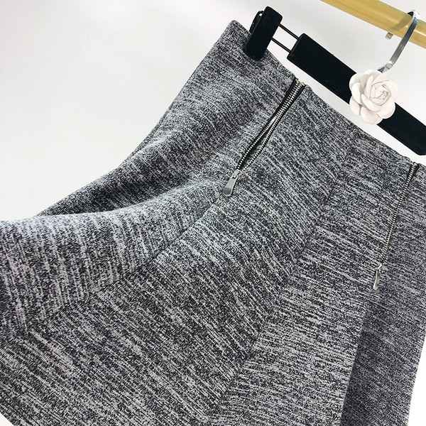 Fusta scurta de culoare gri cu fermoare