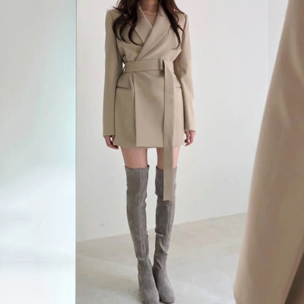 Női kabát spitz nyakkivágással, fekete és bézs színben