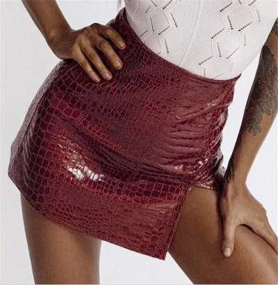 Fustă scurtă de damă modernă, cu fante din piele artificială roșie și neagră