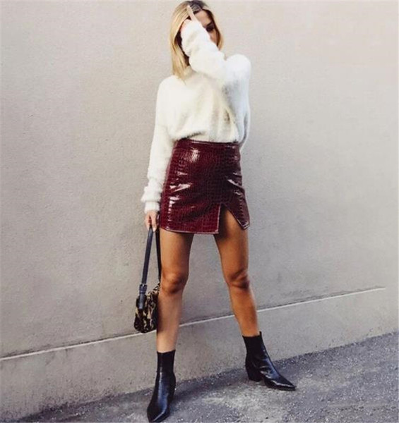 Fustă scurtă de damă modernă, cu fante din piele artificială roșie și neagră