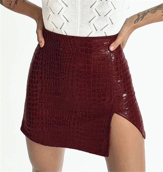 Fustă scurtă de damă modernă, cu fante din piele artificială roșie și neagră