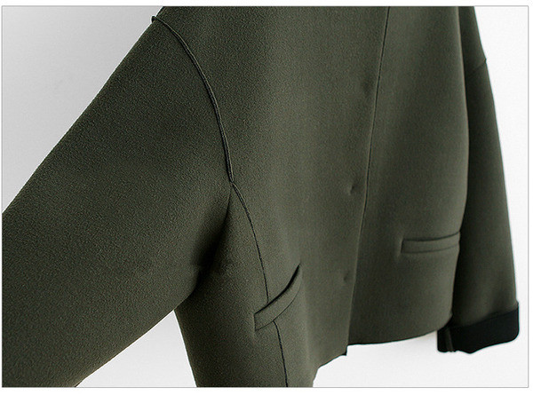 Modern női rövid kabát zöld és szürke gombokkal