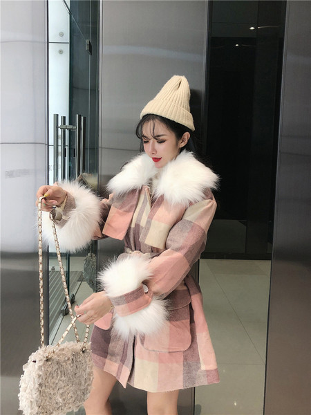 Modern női kabát rózsaszín pehelyszínnel